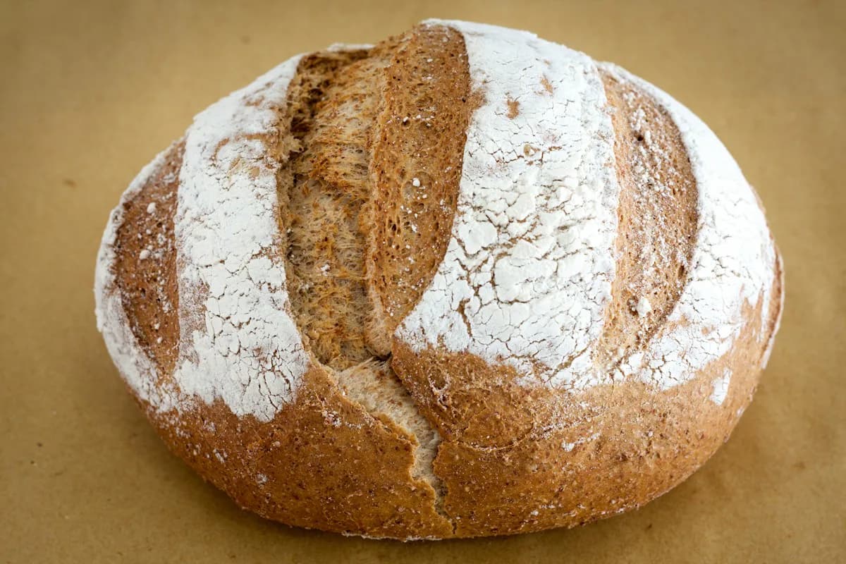 Boule au levain farinée, grignes ouvertes