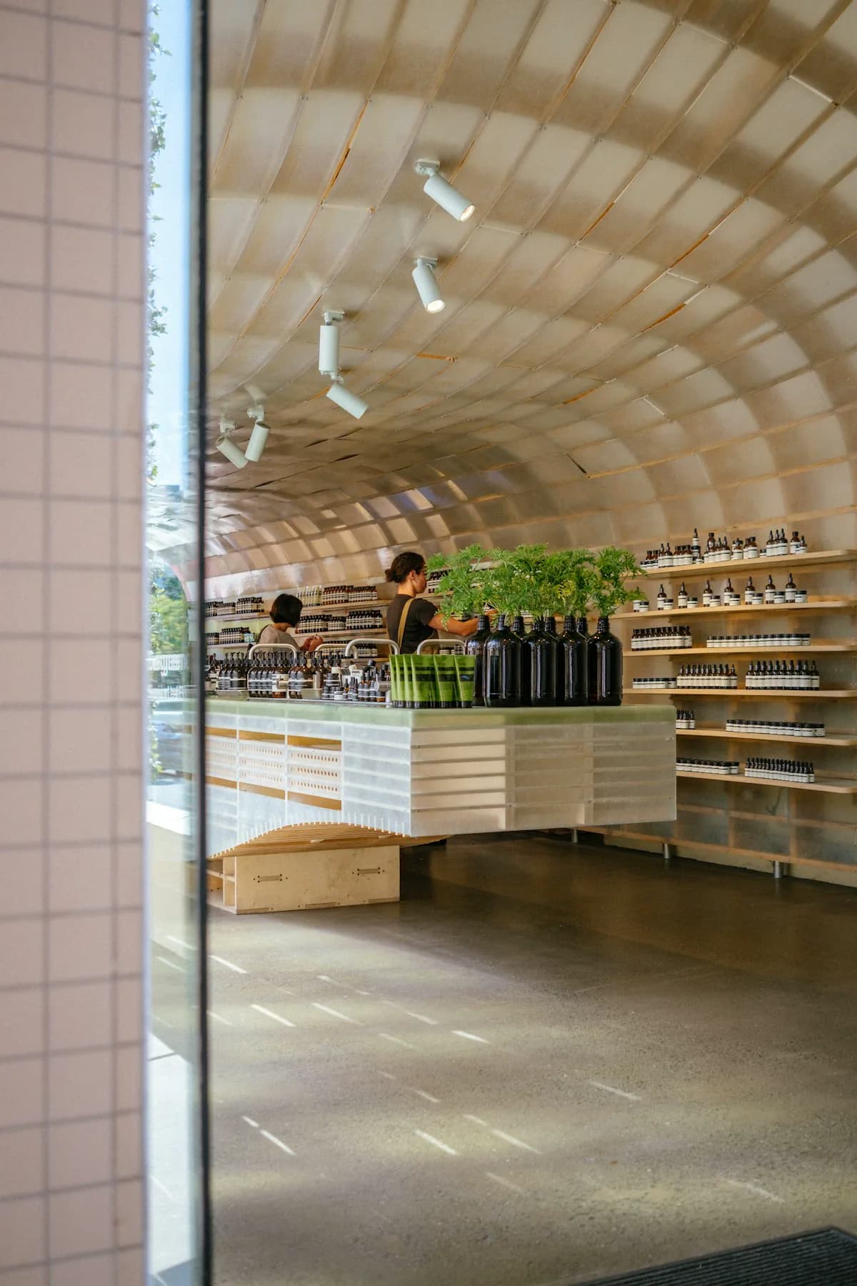 La boutique sous la voûte, rayonnages garnis