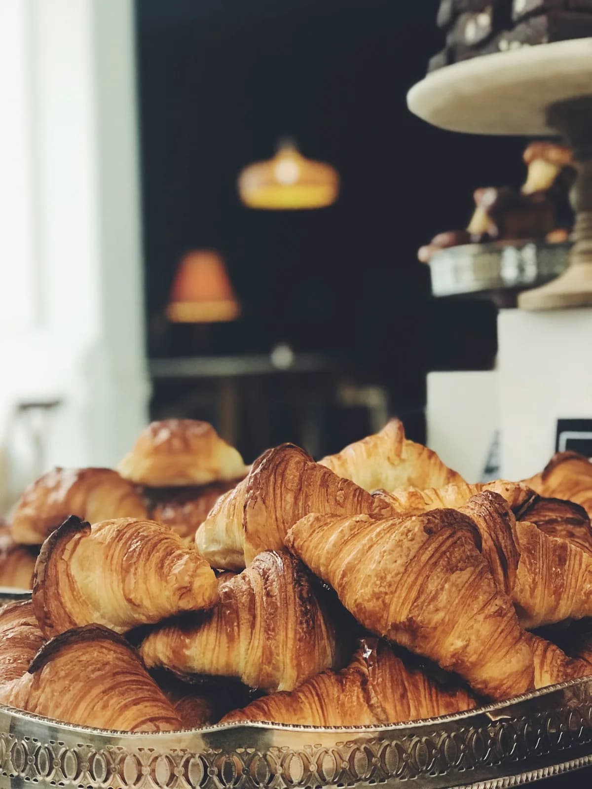 Croissants empilés sur le plateau
