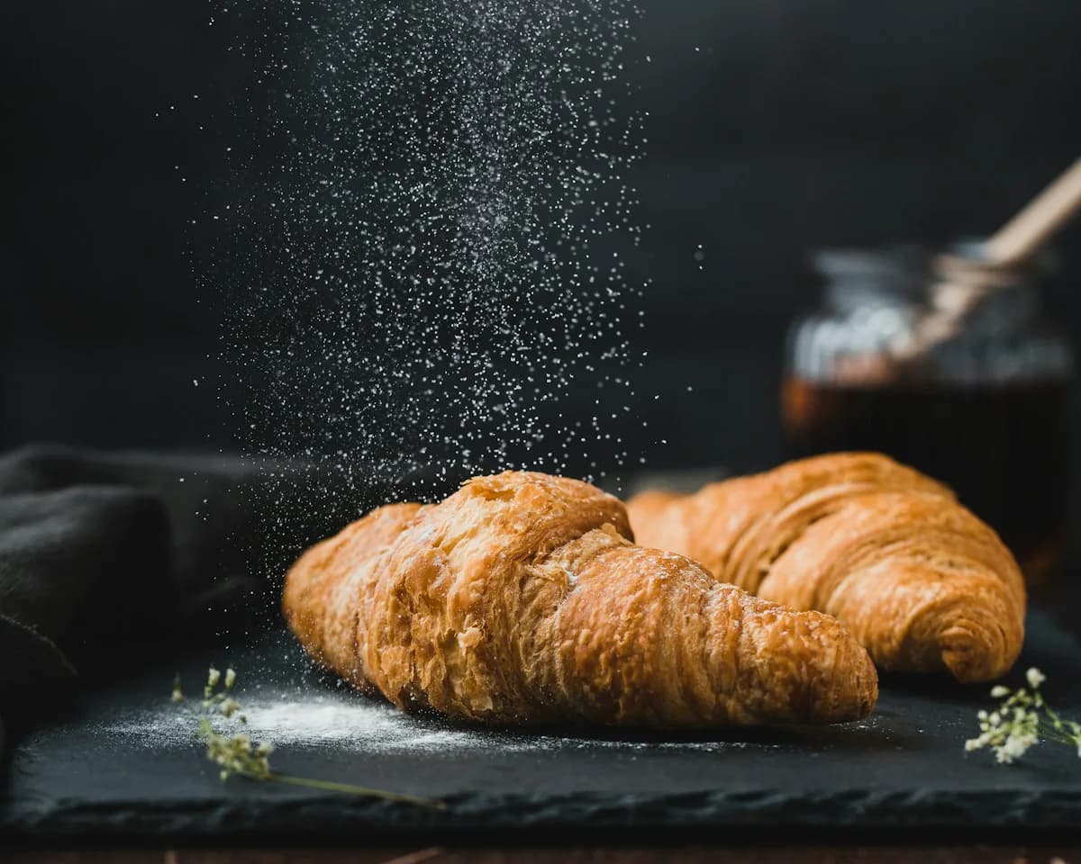 Croissants poudrés de sucre au passe