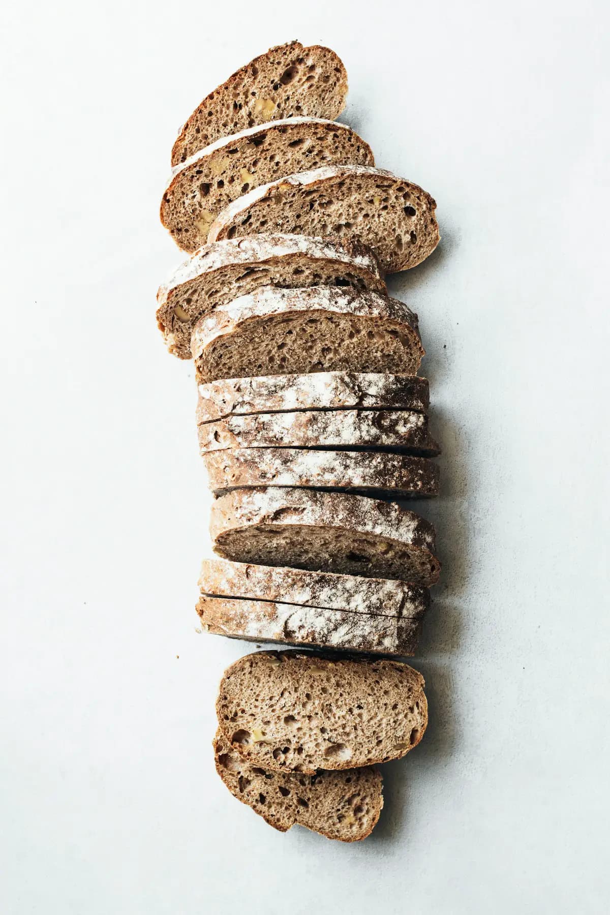 Tranches de pain de campagne alignées