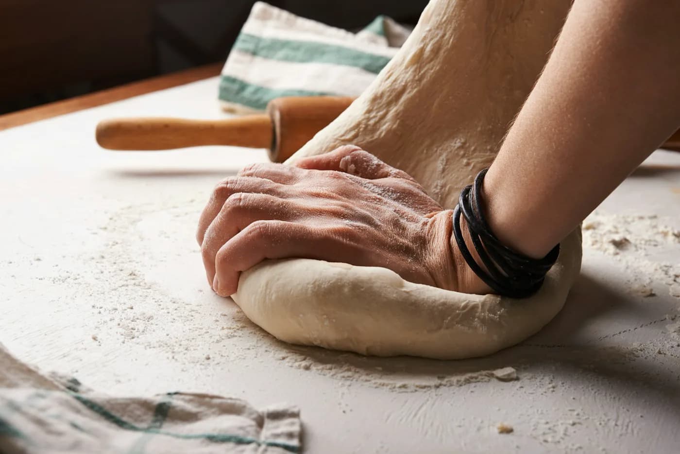 Pétrissage de la pâte à la main, sur le plan fariné