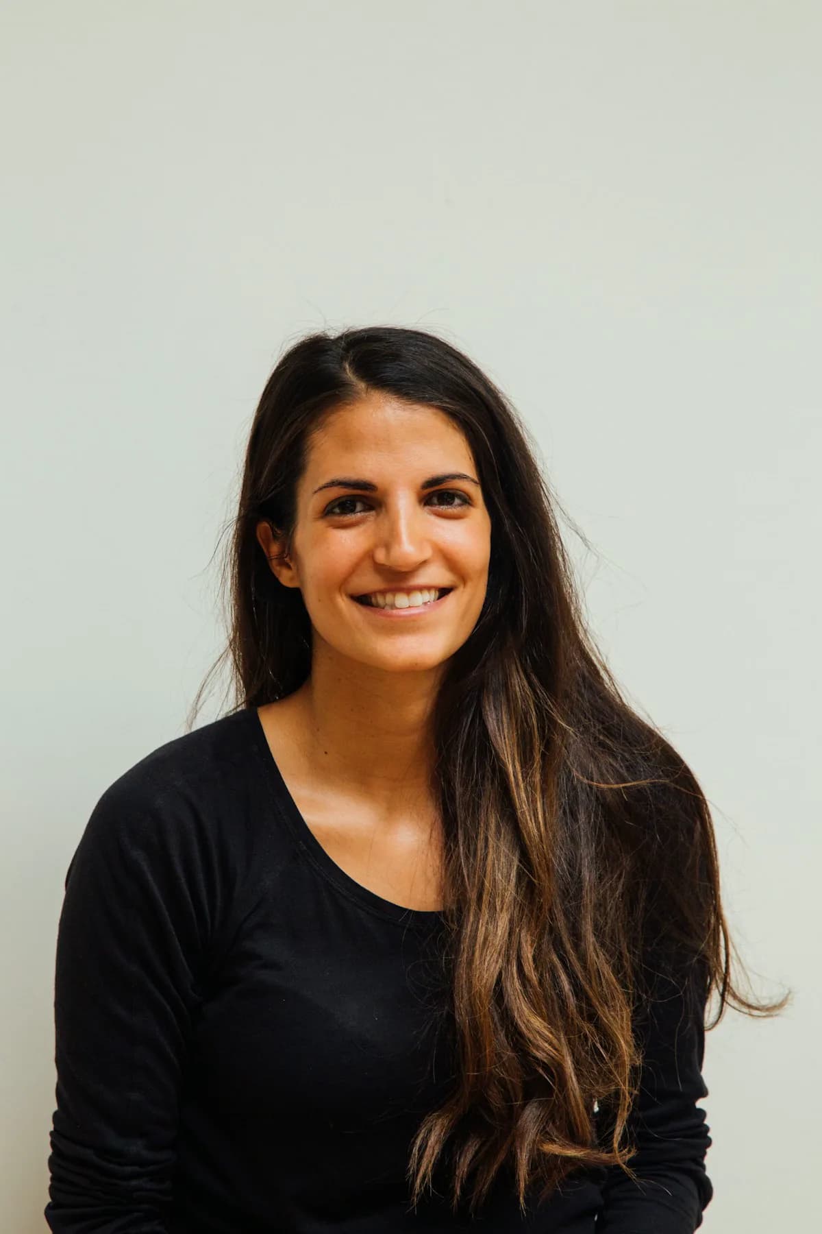 Portrait de la praticienne, sur fond clair
